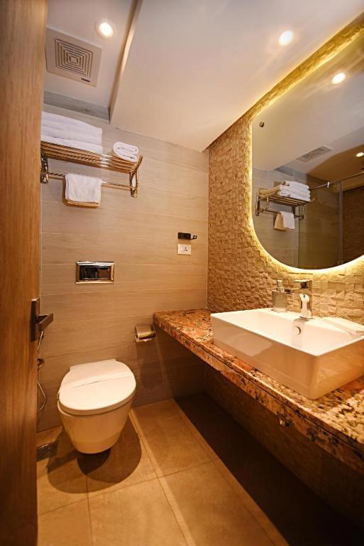 Hotel Tulip Near Delhi Airport New Delhi Exterior photo