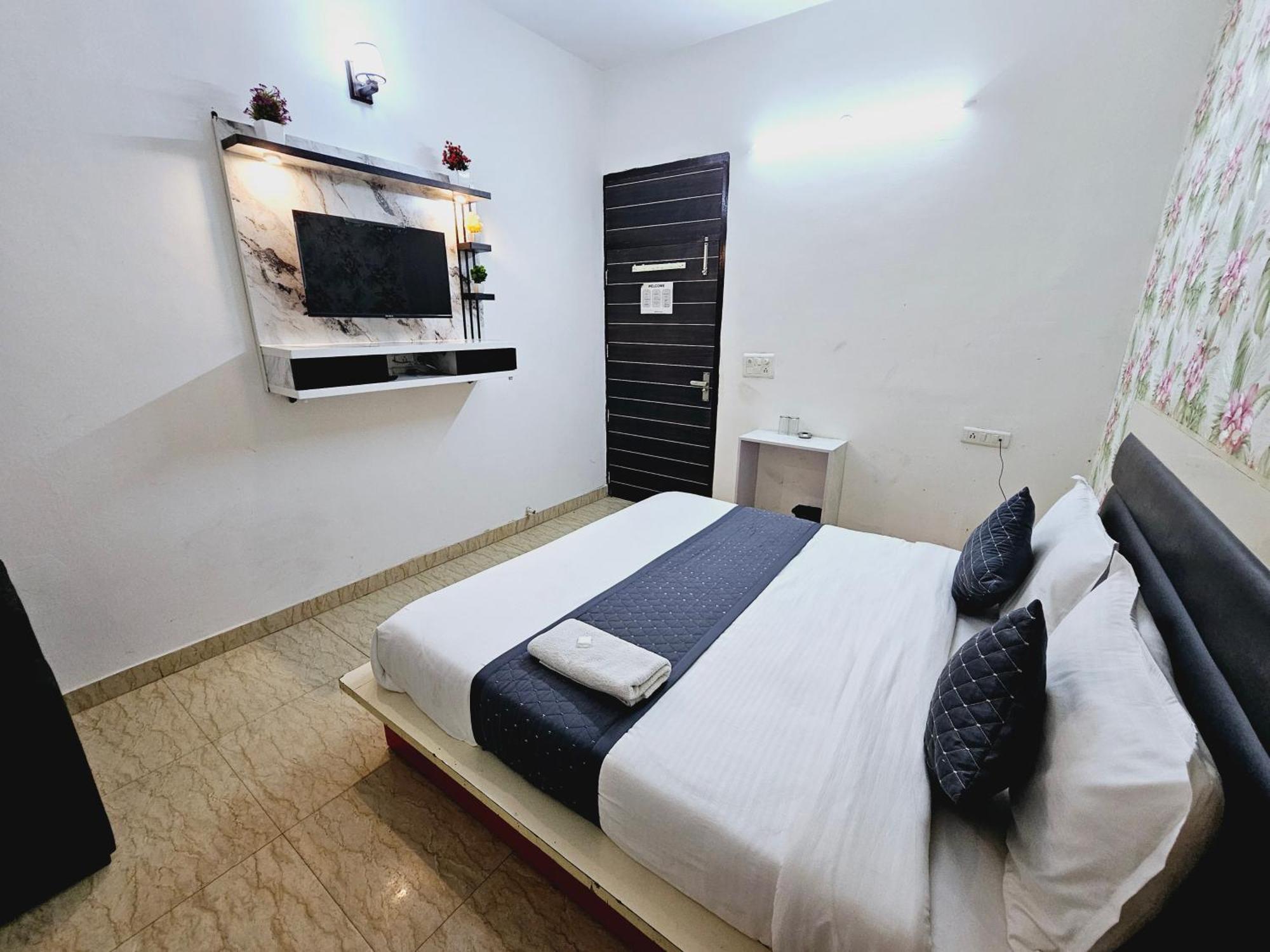 Hotel Tulip Near Delhi Airport New Delhi Exterior photo